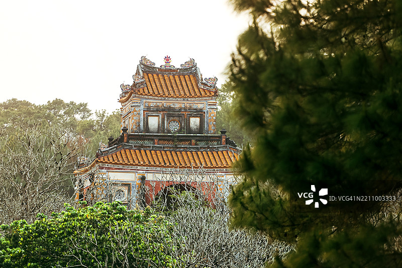 越南中部阮朝阮德帝皇陵的谦宫碑亭图片素材