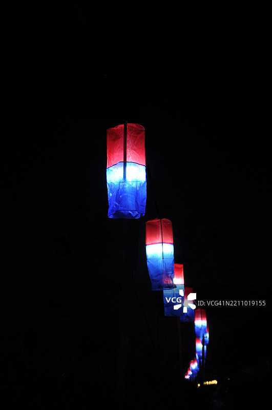 黑暗中一系列发光的灯笼图片素材