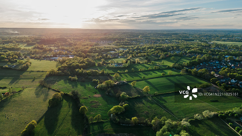 英国萨里地区田野的空中日落景观图片素材