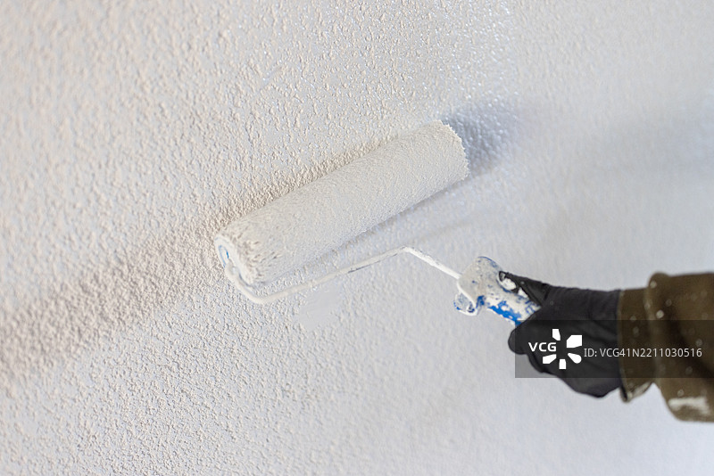 在家居装修期间用滚筒刷墙图片素材