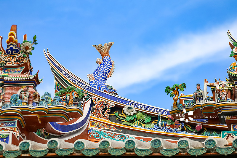 槟城岛上雕刻精美的寺庙瓦屋顶图片素材