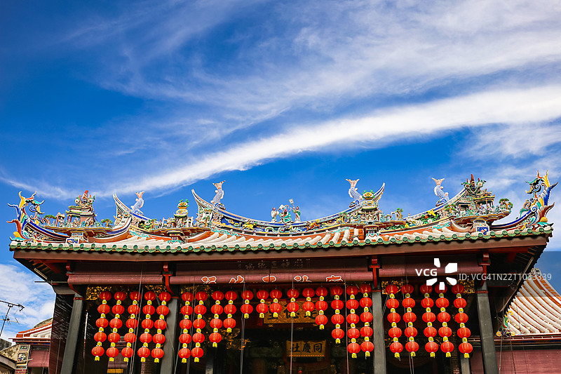槟城岛上雕刻精美的寺庙瓦屋顶图片素材