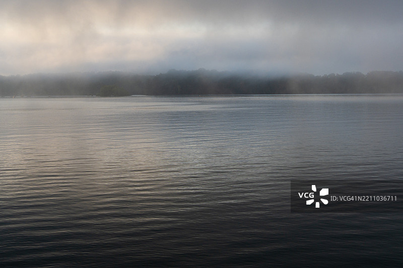 清除宁静湖面的雾气图片素材