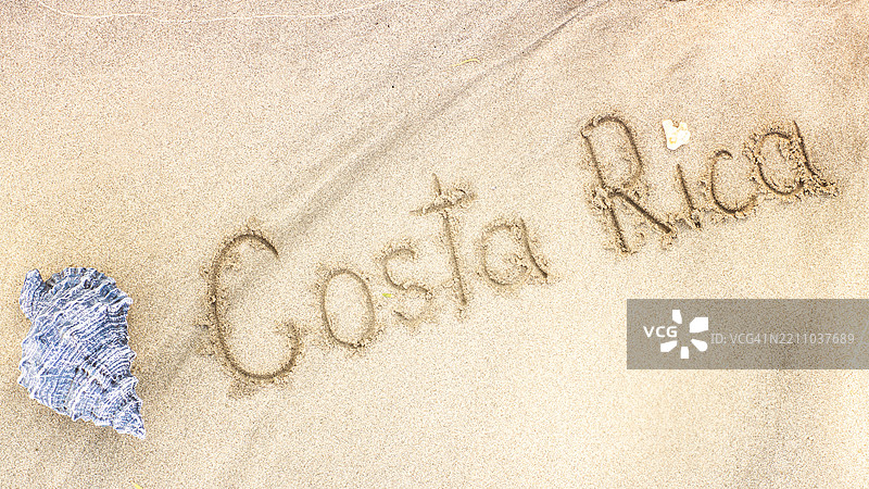 哥斯达黎加用沙子写成，旁边有贝壳图片素材