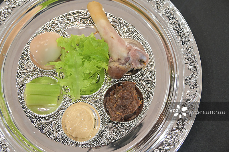 逾越节的犹太节日餐桌上的逾越节仪式盘图片素材