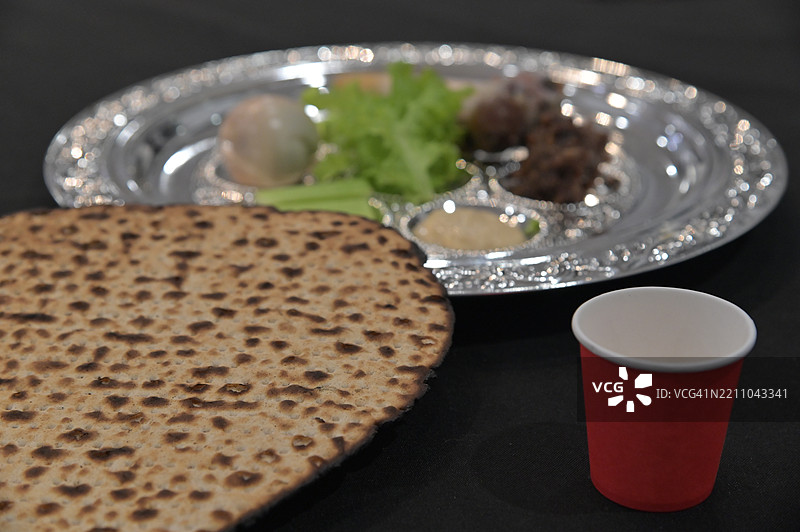 逾越节的犹太节日餐桌上的逾越节仪式盘图片素材