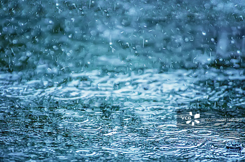 大雨在水面上形成涟漪图片素材