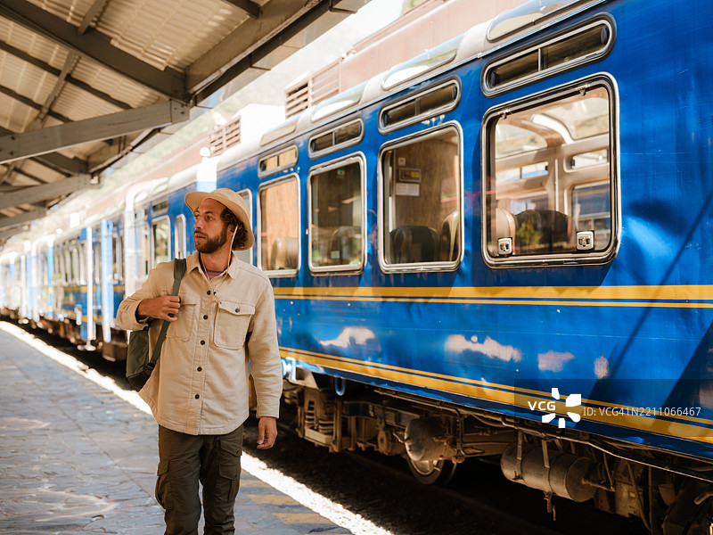男子在前往秘鲁的旅途中登上前往马丘比丘的火车图片素材