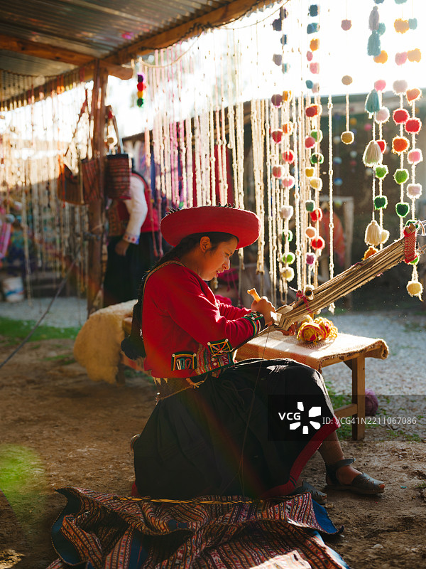 圣谷的土著女性在编织手工艺品图片素材