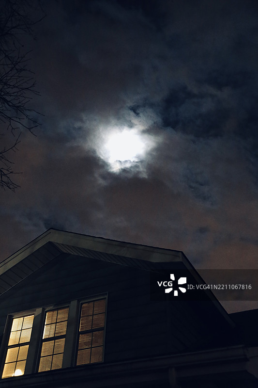 月光照耀着可怕的家庭图片素材