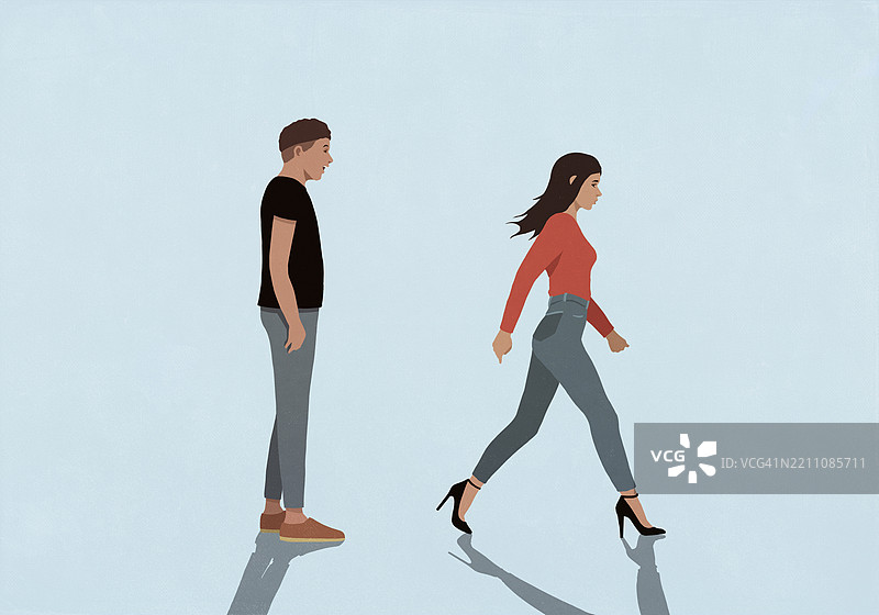年轻男子注视着穿高跟鞋的美丽女子走开图片素材
