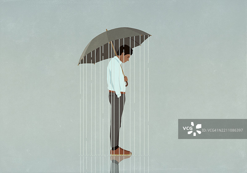 雨从伞下滴落在一个沮丧的男人身上图片素材