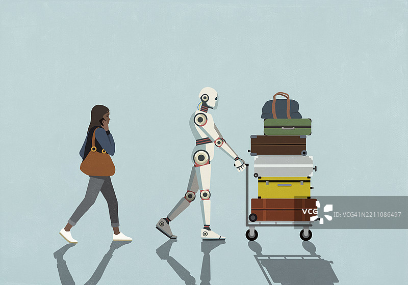 一位女性正在使用智能手机，与一台推着行李堆的人形机器人交谈。图片素材