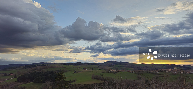 罗纳-阿尔卑斯乡村的完美日落。手机摄影。图片素材