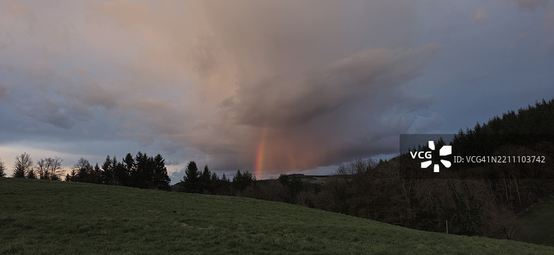 法国乡村的彩虹。手机摄影。图片素材