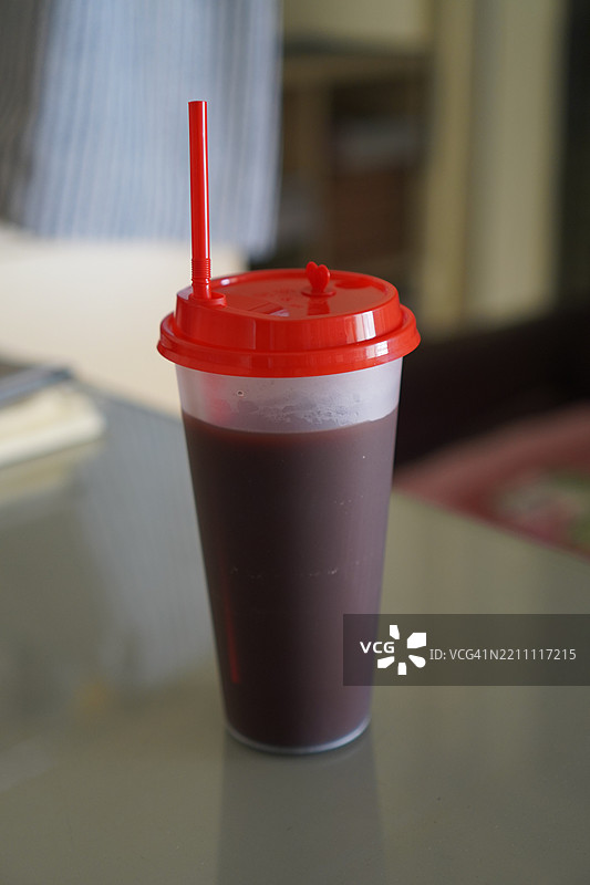 塑料杯中的冰巧克力图片素材