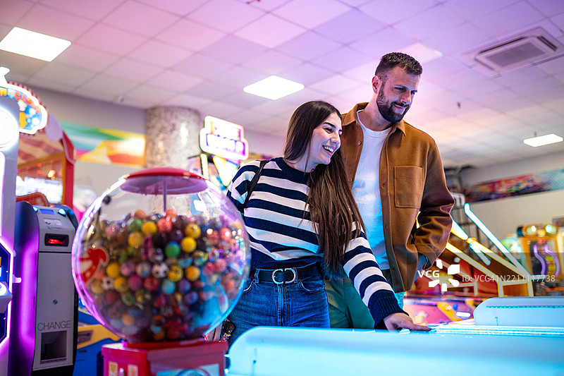 在购物中心玩得开心图片素材