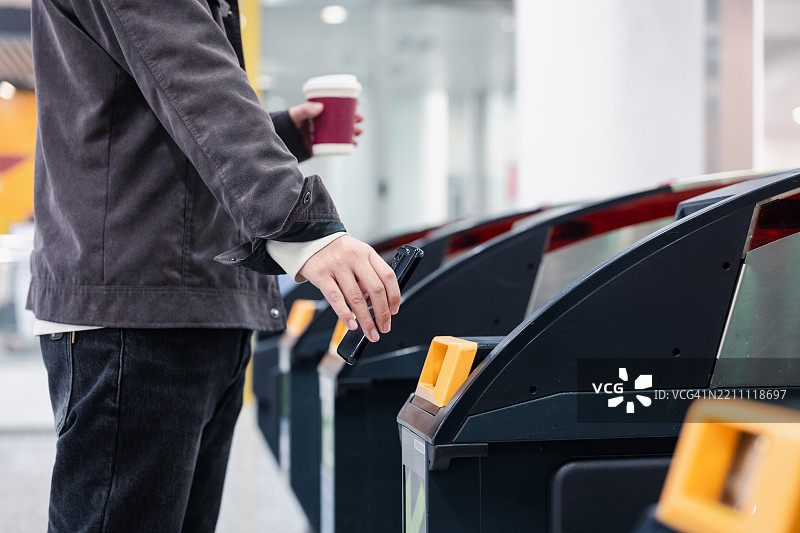 用手机扫描二维码进入地铁站图片素材