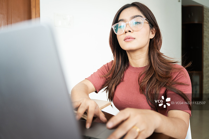 年轻女性在虚拟课堂中学习。图片素材