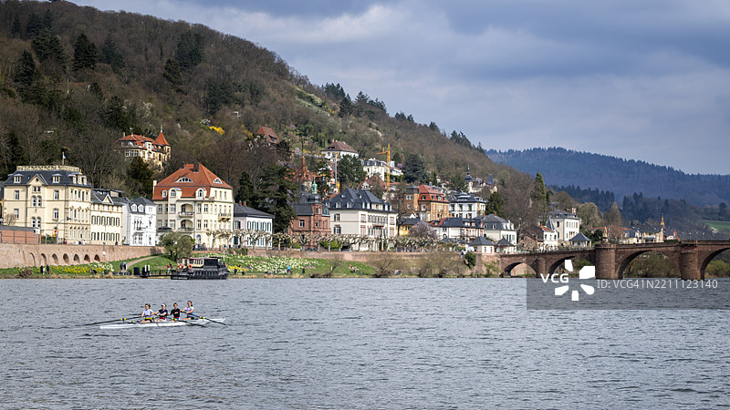 春天在海德堡的内卡河上划船图片素材