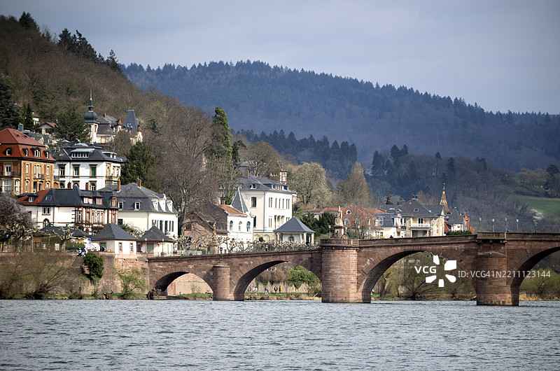 海德堡老桥、内卡河和山脉的风景画图片素材