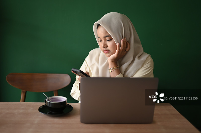 焦躁不安并玩手机图片素材