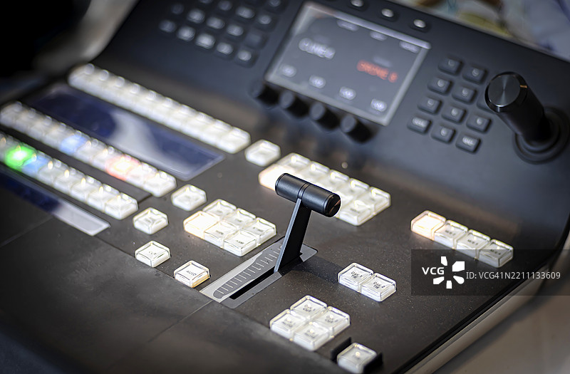 电视直播中的视频混合切换器特写镜头图片素材