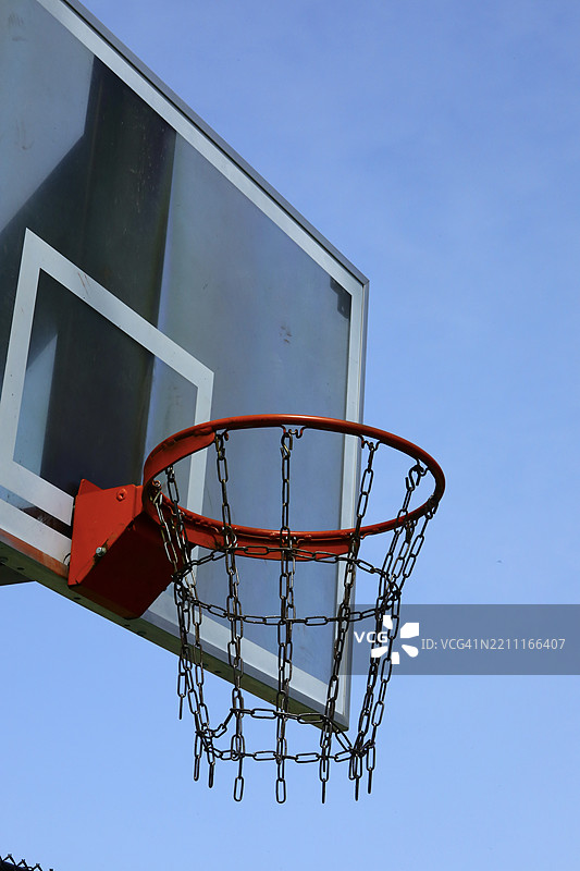 城市内的篮球架配有链网图片素材