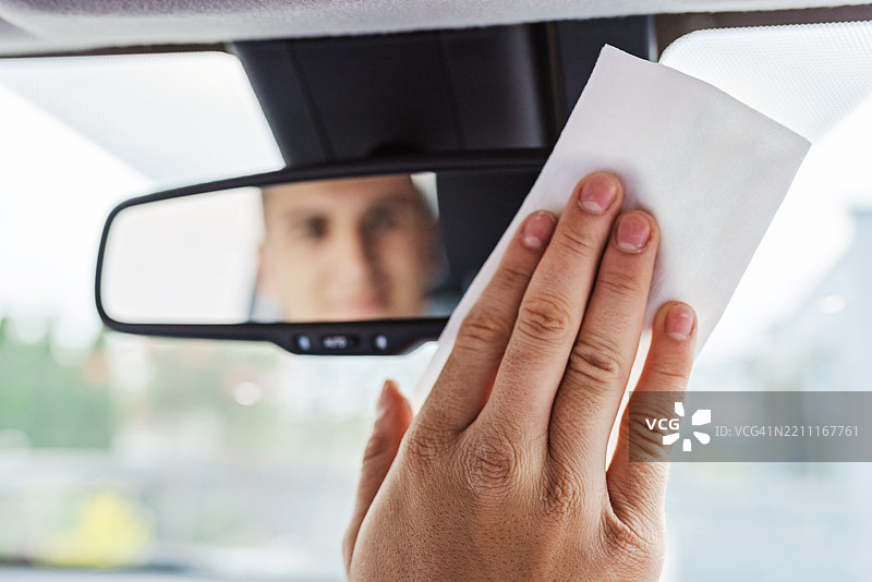 用湿巾清洁汽车后视镜图片素材