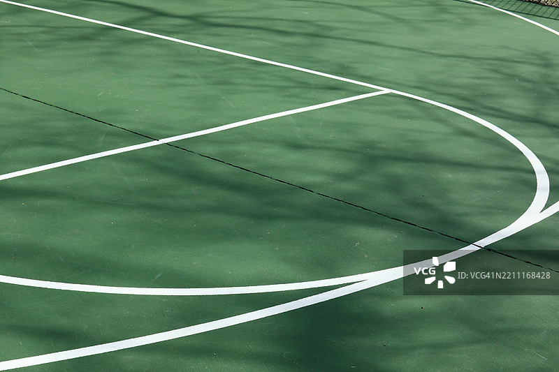 户外游乐场篮球场地面带有白色线条图片素材