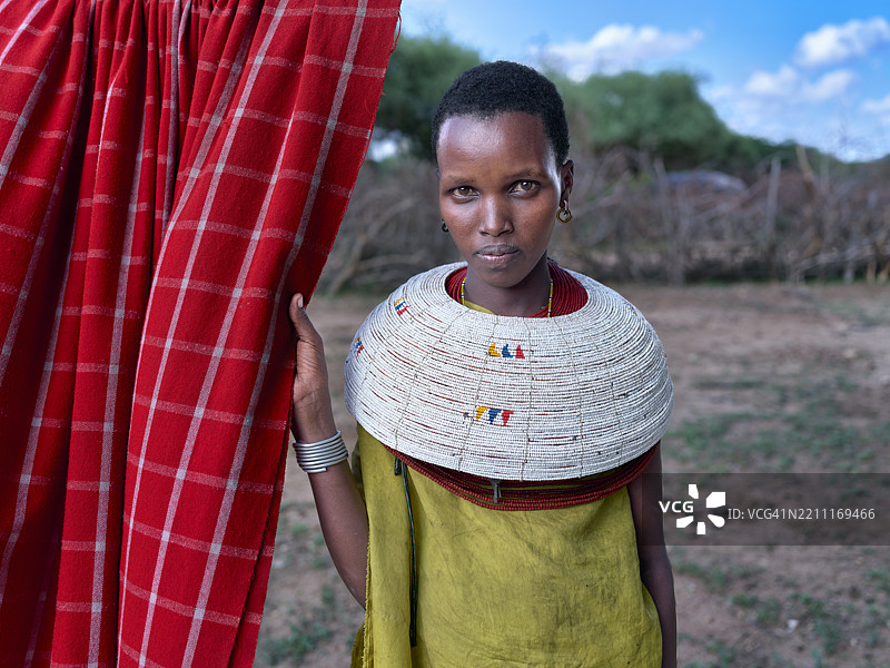 桑布鲁妇女手持传统的舒卡毯子在肯尼亚图片素材