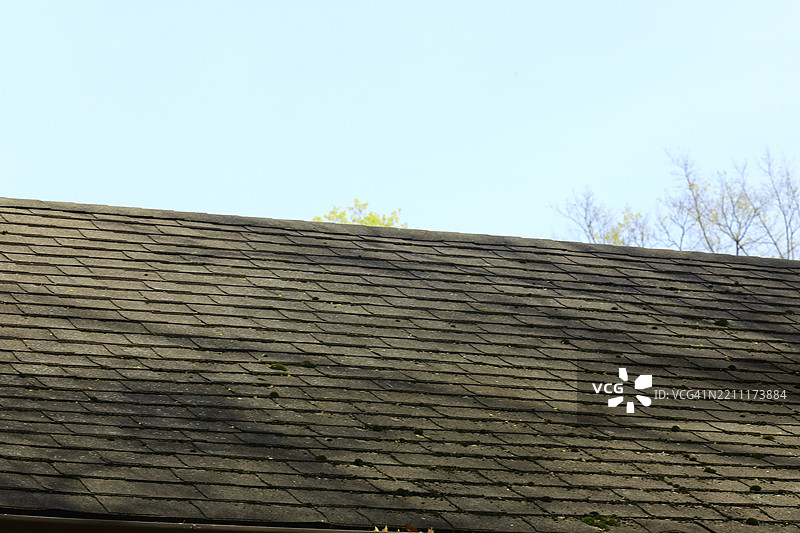 商业建筑上的斜屋顶图片素材