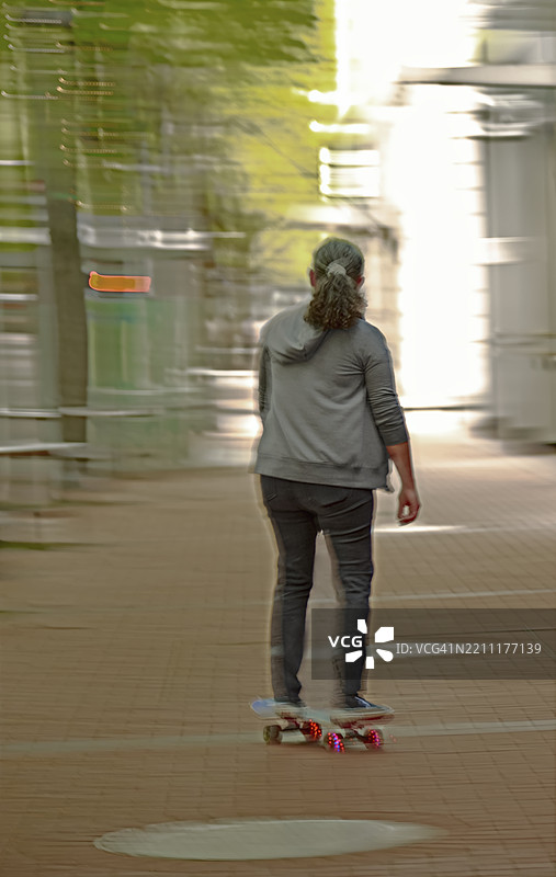 滑板上的女人图片素材