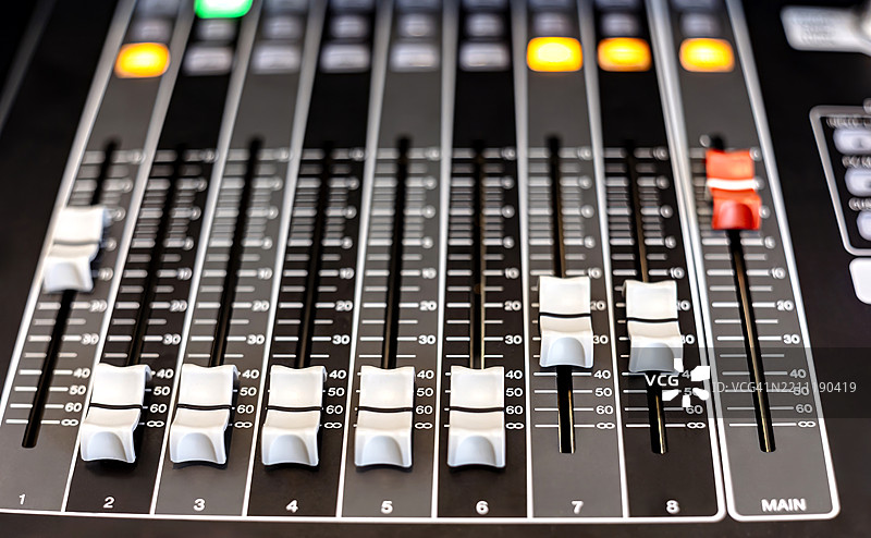 专业音频混音台控制面板的特写镜头图片素材