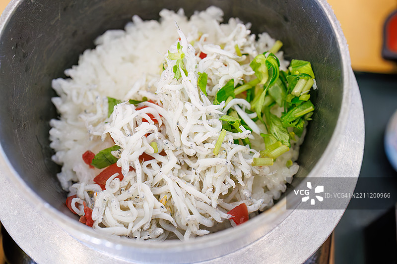 鳗鱼饭配白鱼（用锅煮的米饭，上面放白鱼，最后配上类似于茶泡饭的高汤）以及套餐，如炸青花鱼和炖乌冬面。图片素材