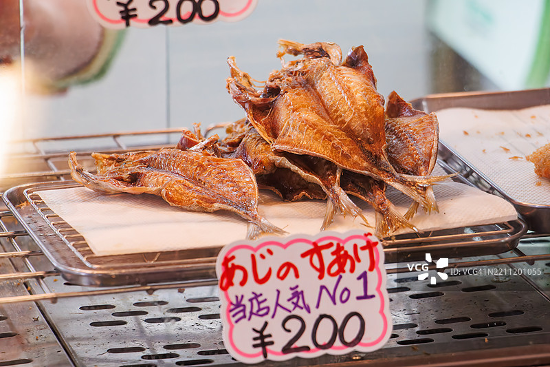 这家餐厅的特色菜是整条炸干鲭鱼，每条仅售200日元，非常实惠。图片素材