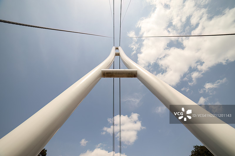 从70米高、400米长的悬索桥顶端往下看，山樱花和其他樱树正盛开。图片素材