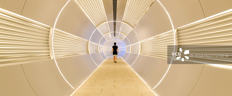 女人在走廊隧道中行走图片素材