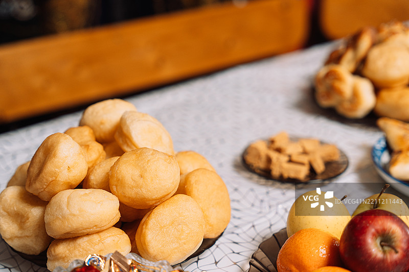 哈萨克民族菜肴和美食，纳乌尔兹帐篷内的达斯塔尔汗上的包尔萨克图片素材