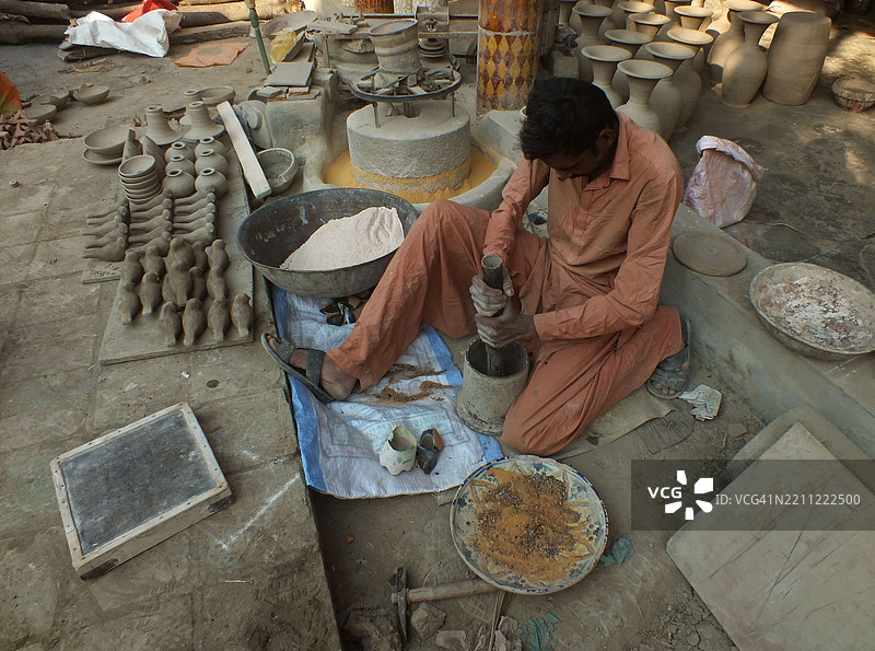 工作场所正在制作陶土陶器图片素材