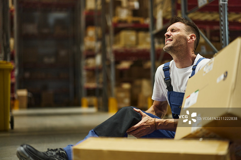 哦，我的膝盖疼得厉害！图片素材