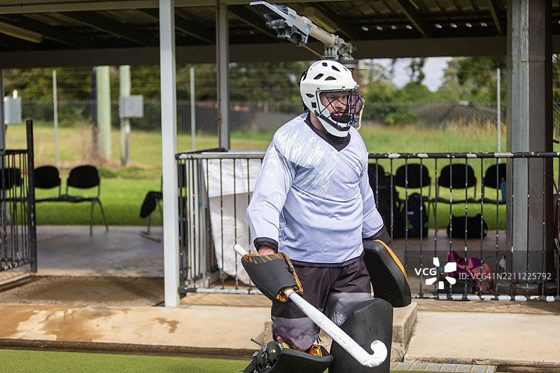 曲棍球守门员走出场地准备比赛图片素材