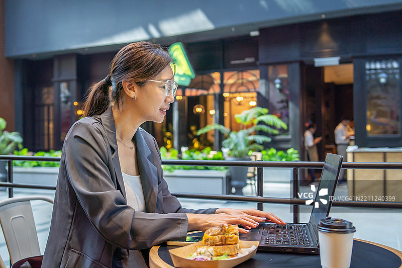 女商人在午餐时间工作图片素材