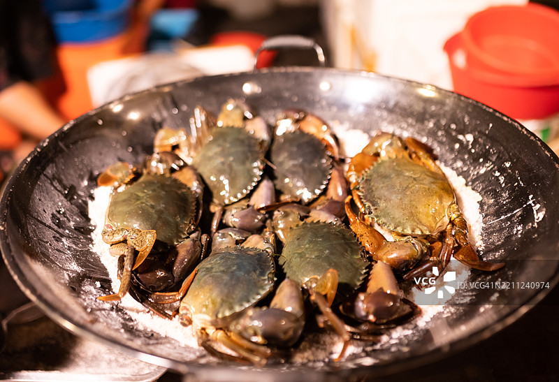 准备好在铁锅中烹饪的螃蟹图片素材