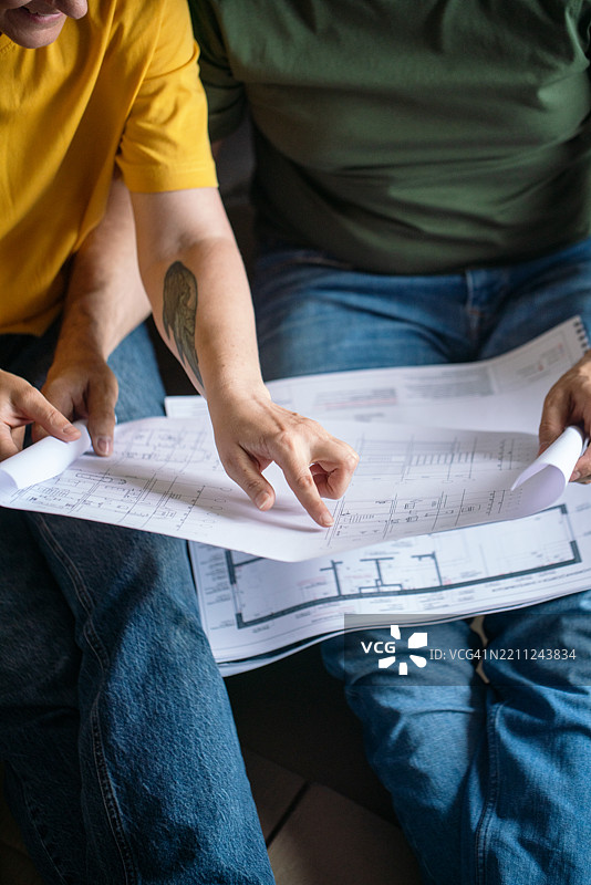 夫妻在装修环境中一起审查房屋设计图图片素材