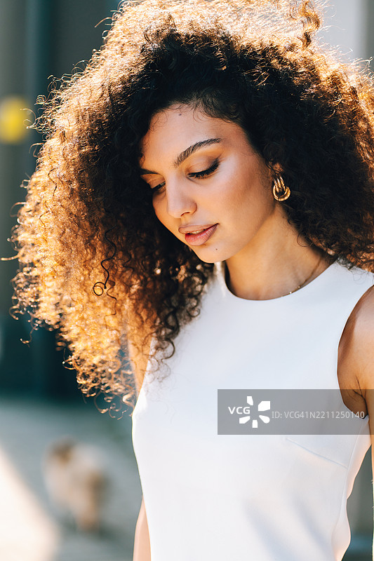 时尚的沉思多种族女性低头思考图片素材