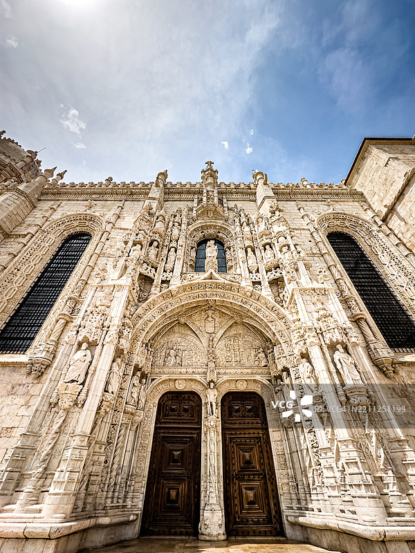 葡萄牙里斯本贝伦圣玛丽亚教堂的主入口门。图片素材