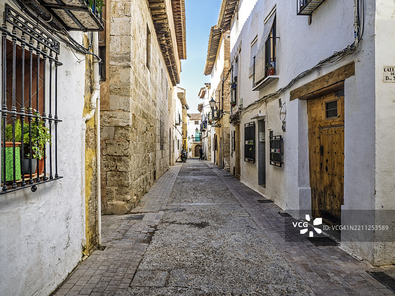 小镇雷肯纳历史中心狭窄的街道，拥有中世纪建筑。图片素材