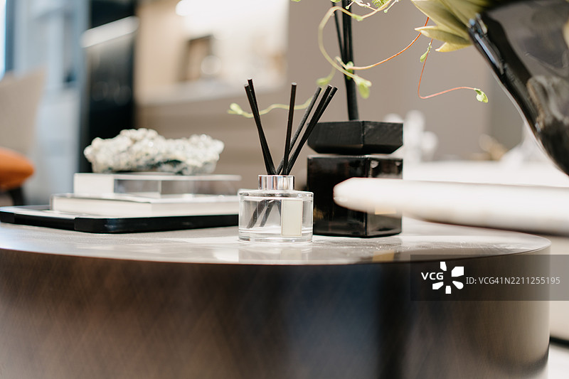 客厅桌子上的香水图片素材