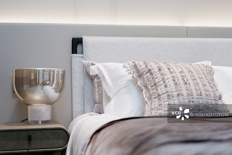 酒店房间的枕头图片素材